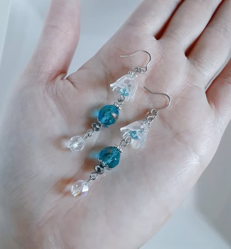 すずらんビーズとファイアポリッシュチェコビーズのクリアアクアブルー色のピアス 捷克珠 鈴蘭耳環 生日禮物 アレルギー対応ピアスまたはイヤリング変更可能
