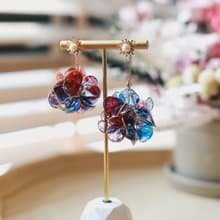 落日絕色 漸層紅藍系 淡水珍珠 花球垂墜式水晶花樹脂 不對稱耳環