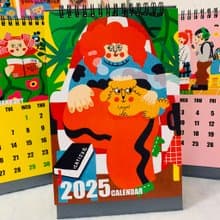 眼袋女孩 2025 坐檯月曆 ISATISSE