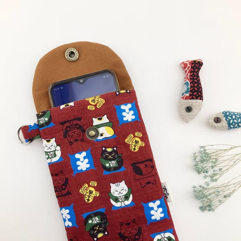 千萬兩招財貓— 鋪棉  紅包袋/手機袋/現金袋/護照袋—右邊款