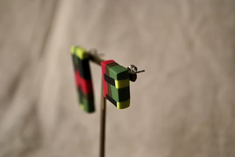 四角長四角アシメピアス　ピンク・グリーン・黒
