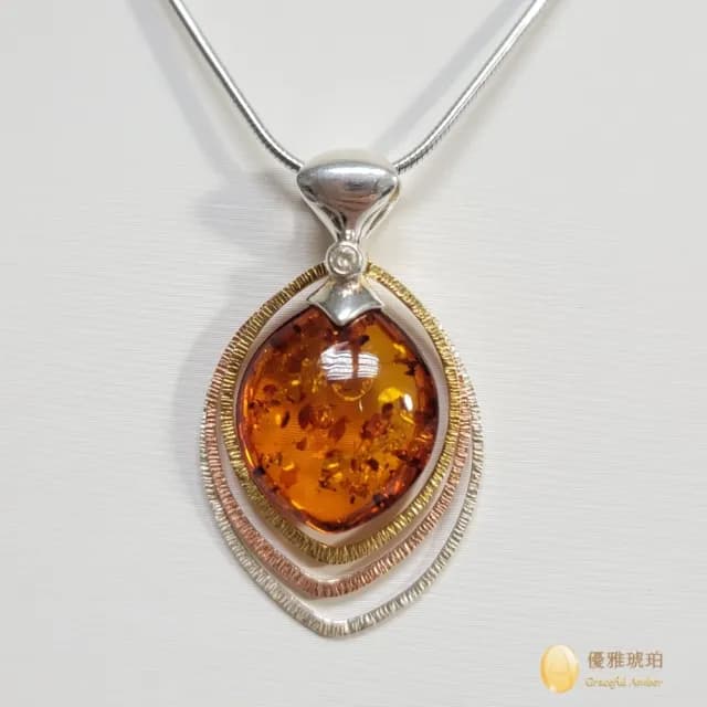 【優雅琥珀】母親節禮物  干邑色琥珀 搭配三色金 銀質項鍊(華麗典雅的設計 925純銀鍍三色金)