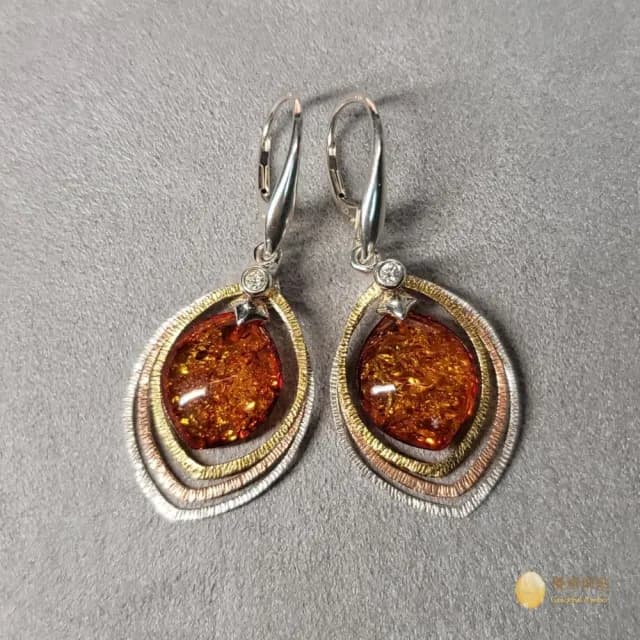 【優雅琥珀】母親節禮物  干邑色琥珀 三色金 銀質耳環(優美珀花 搭配三色金邊框 更形亮麗)