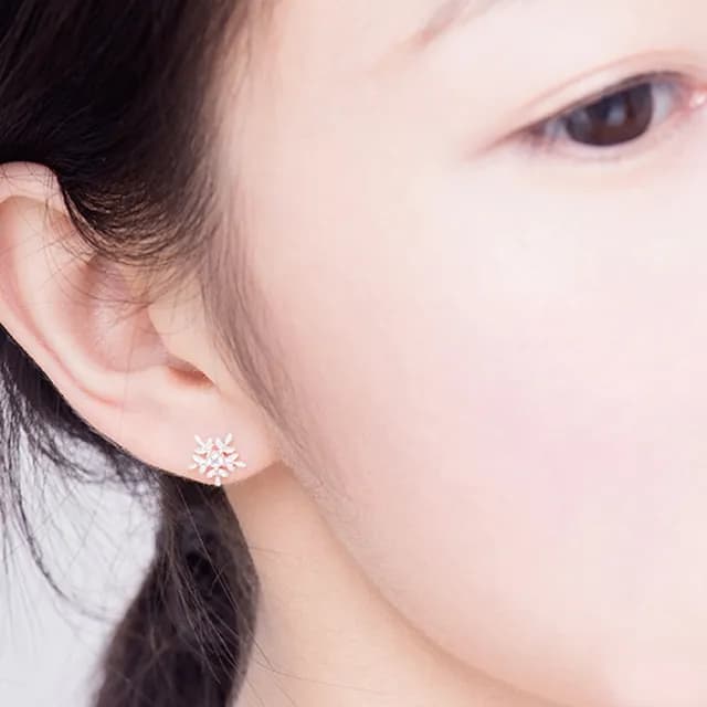 【Sayaka 紗彌佳】耳環 飾品  甜美風格雪花鑲鑽耳環