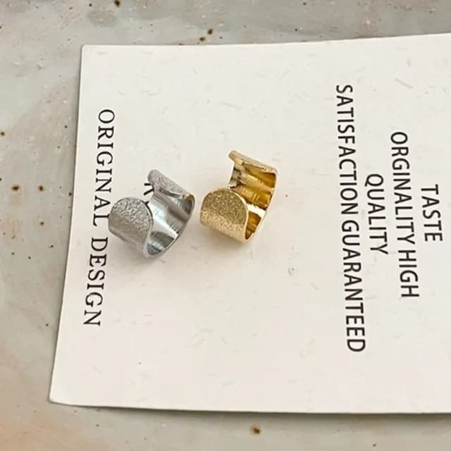 【NDM 南大門】金屬肌理質感 不對稱耳骨夾式耳環無耳洞耳扣耳夾耳窩夾(1個入)