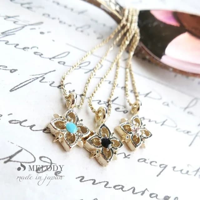 【日本MELODY ACCESSORY】日本製典雅浪漫綠松石四葉花瓣造型金項鍊 附延長鍊(土耳其石 質感情人節禮物)