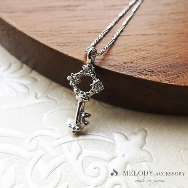 【日本MELODY ACCESSORY】日本製典雅浪漫幸福鑰匙鑲鑽銀項鍊 附延長鍊(心鎖 質感生日情人節禮物)