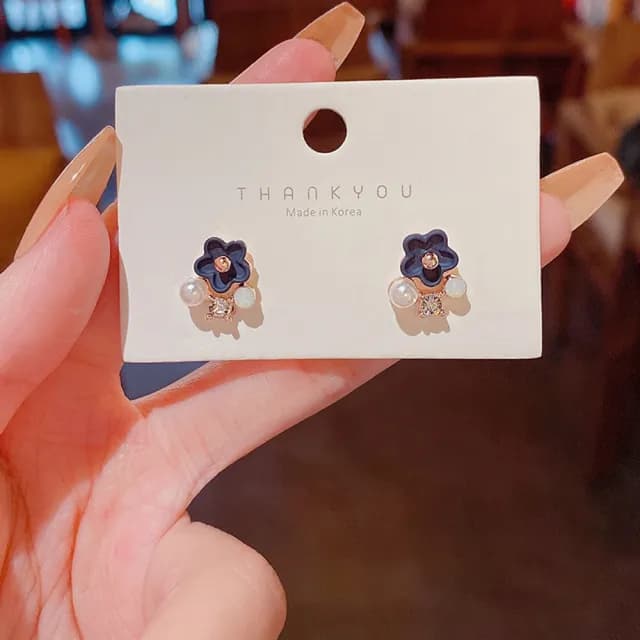 【Emi 艾迷】甜美可愛藍色小花珍珠點鑽925銀針 耳環 耳夾 夾式耳環 無耳洞