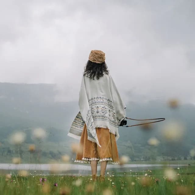 【Emi 艾迷】民族風披風斗篷流蘇圍巾 雙面仿羊絨保暖大斗篷(聖誕禮物 交換禮物 生日禮物)