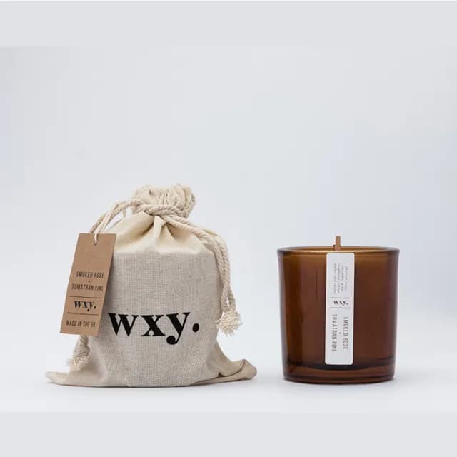 【英國 wxy.】Amber蠟燭- 煙燻玫瑰 & 蘇門答臘松(S/142g/專櫃公司貨)