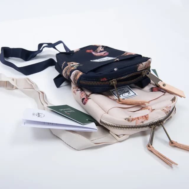 【Herschel】父親節禮物 Cruz Birds 鳥類圖騰 十週年紀念款 帆布 小型 側包 胸包 斜包 小包 腰包 隨身包(交