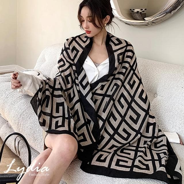 【Lydia】現貨 名品風印花棉麻手感兩用披肩圍巾(聖誕節送禮、情人節禮物、生日禮物)