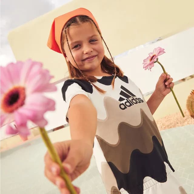 【adidas 愛迪達】MARIMEKKO 運動套裝 短袖/緊身褲 童裝 IC3666