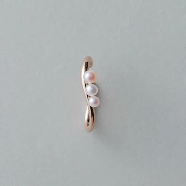 【ete】珍珠排列線型耳釦(金色 粉霧金色)