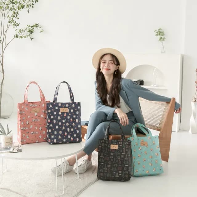 【uma hana】走走小八多用途可放各種A4的防水包 新A4手提袋(公事袋/文件袋/補習袋/萬用袋)
