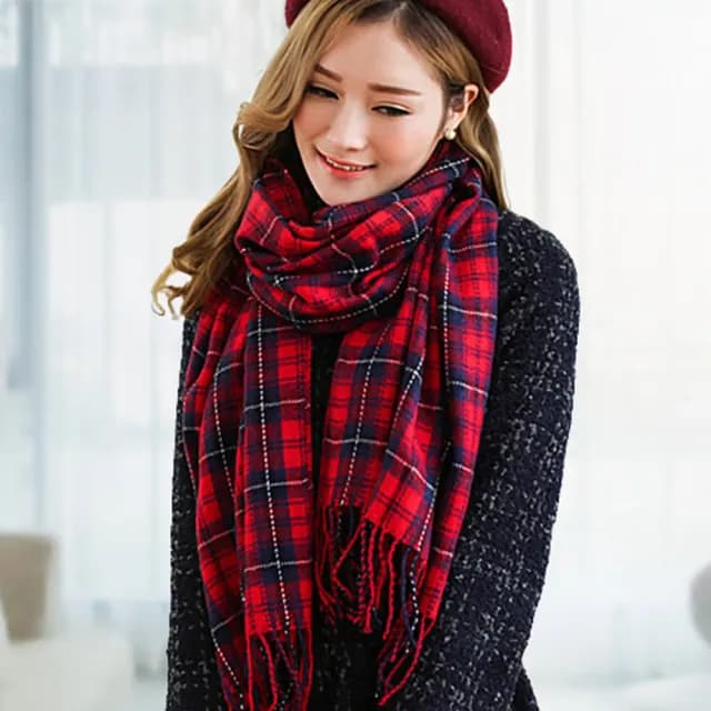 【幸福揚邑】百搭情侶羊絨質感格紋保暖圍巾/披肩(紅藍細格)