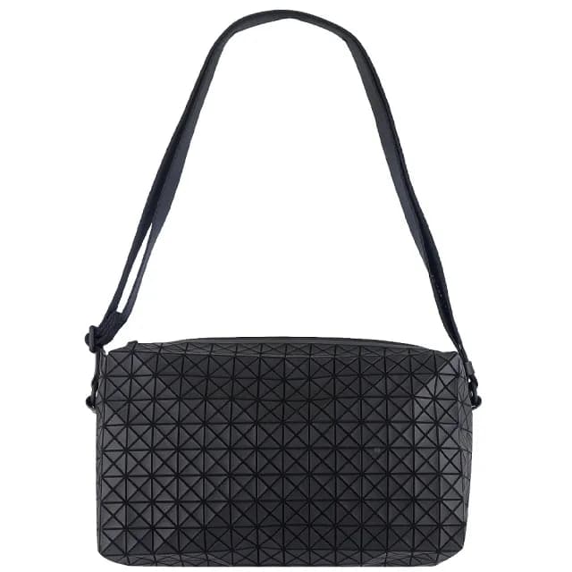 【ISSEY MIYAKE 三宅一生】BAOBAO 壓紋三角方格兩用肩背/斜背包(黑色)