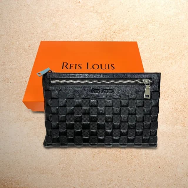【REIS LOUIS 李斯路易斯】父親節禮物 真皮 浮雕棋盤格男士牛皮手拿包(真皮包包 浮雕棋盤格 牛皮手拿包)