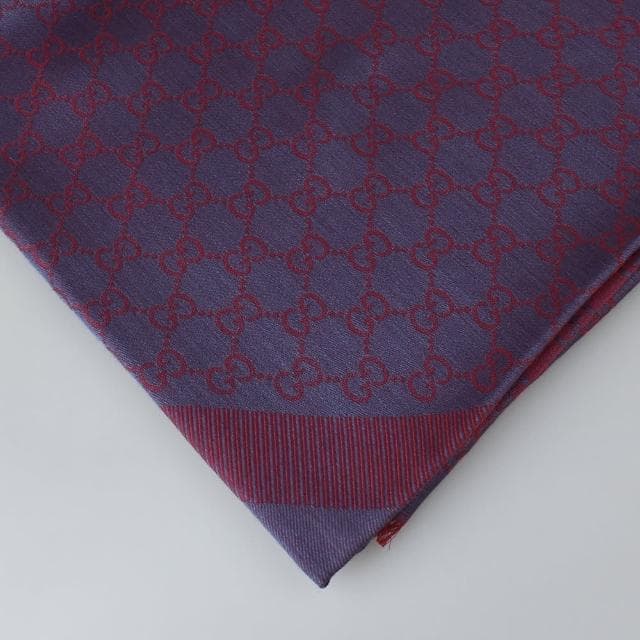 【GUCCI 古馳】雙G緹花LOGO羊毛蠶絲披肩圍巾(紫x酒紅)