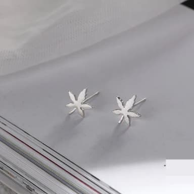【Umi】可愛楓葉造型耳環(日韓時尚潮流女飾品 銀色耳飾 耳針 耳墜 耳釘 生日 情人節 禮物)