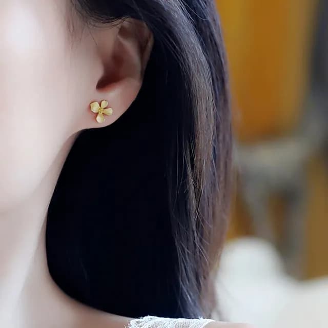 【Umi】可愛小花造型霧面沙金淡金色耳環(日韓時尚潮流女飾品 金色耳飾 耳針 耳墜 耳釘 生日 情人節 禮物)