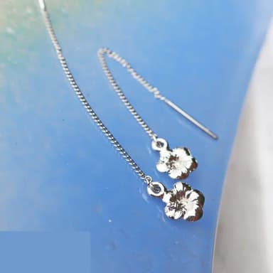 【日本MELODY ACCESSORY】日本製優雅浪漫花朵造型長耳環 垂墜吊墜穿式長形耳飾 日式輕珠寶(銀色)