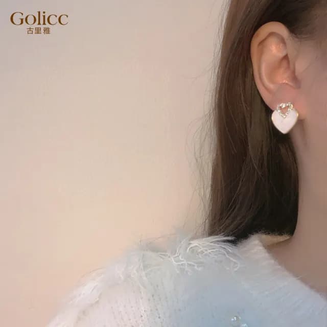 【Golicc】耳環 白色 仙桃(七夕 情人節 生日 飾品 耳釘 耳飾 耳墜 禮物)