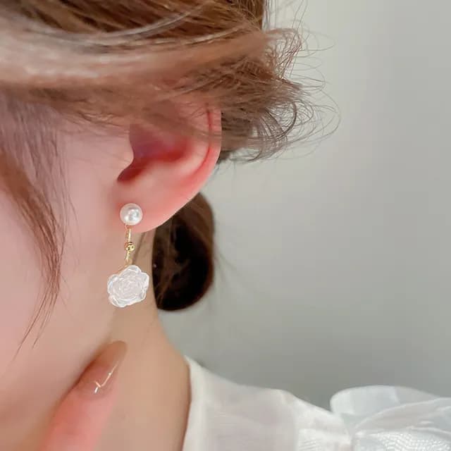 【Golicc】耳環 白玫瑰 珍珠(99購物限定 生日 飾品 耳釘 耳飾 耳墜 禮物)