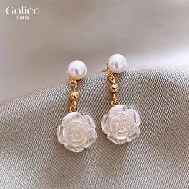 【Golicc】耳環 白玫瑰 珍珠(99購物限定 生日 飾品 耳釘 耳飾 耳墜 禮物)