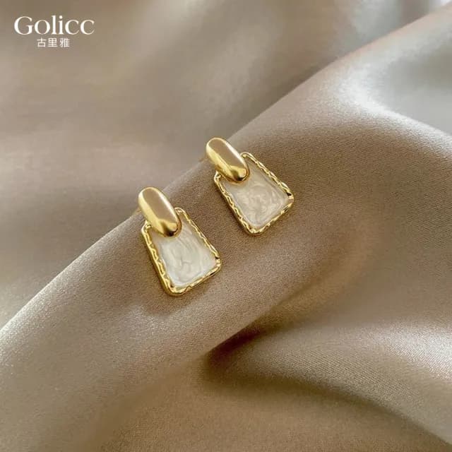 【Golicc】耳環 韓國 白色 山茶花(七夕 情人節 生日 飾品 耳釘 耳飾 耳墜 禮物)