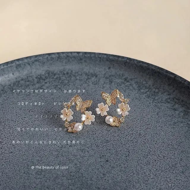 【TWINKLE】耳環 花卉系列 微鑲鋯石蝴蝶花圈925銀針耳環#TW0245(925銀針)