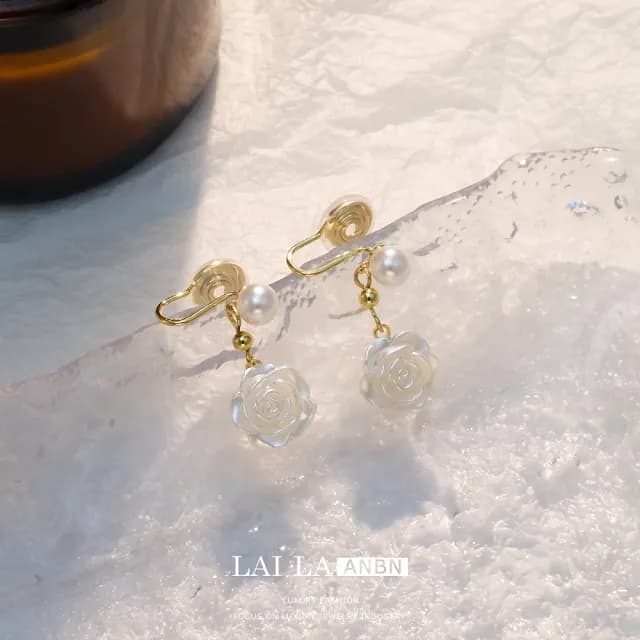 【TWINKLE】耳環/耳夾 925銀針 小香風白色山茶花耳環/耳夾#TW0333(925銀 現貨)