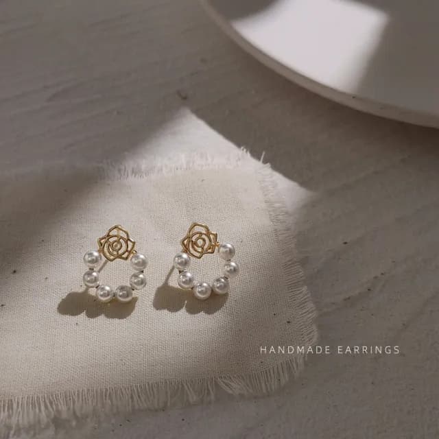 【TWINKLE】花卉系列 鏤空玫瑰花x人造珍珠925銀針耳環#TW0197(鍍14K金 925銀針)
