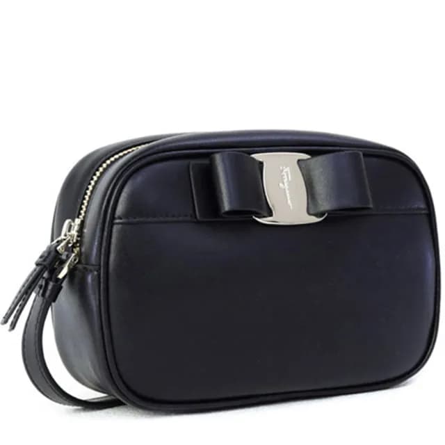 【Salvatore Ferragamo】經典馬蹄造型浮印牛皮相機包 斜背包 白色(斜背包 相機包 白色)