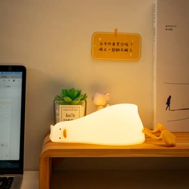 【半島良品】躺平鴨小夜燈/手機架(桌上擺飾 交換禮物 百元禮物 聖誕禮物 生日禮物)
