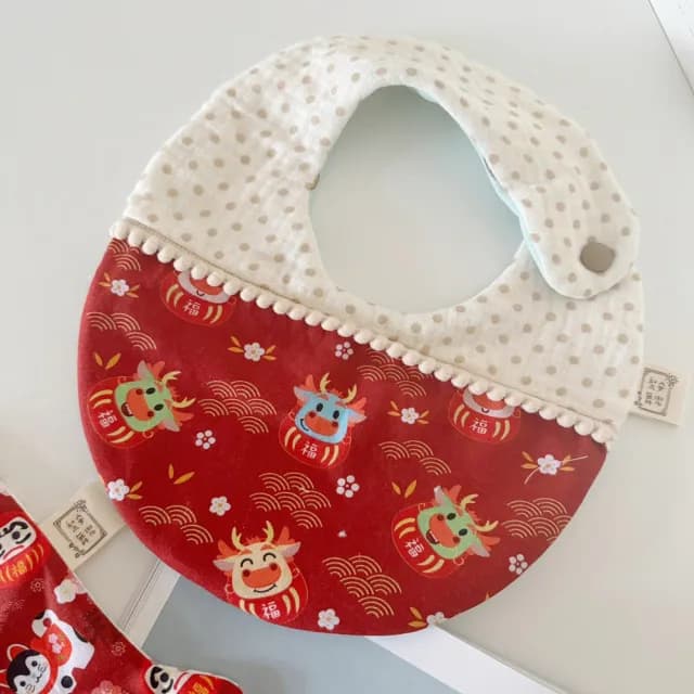 【Lianne baby】龍年好運波波兜手工圍兜 口水巾 嬰兒禮物 彌月禮物(嬰兒圍兜 口水巾 嬰兒禮物 新年禮盒)