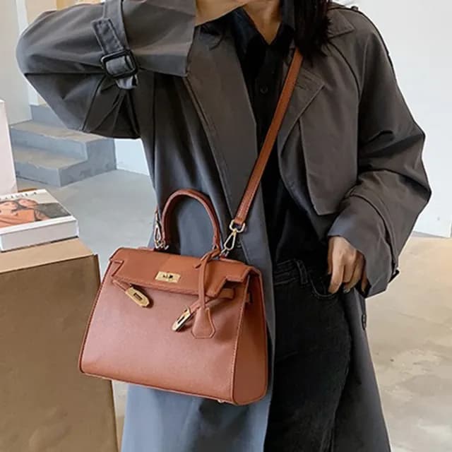 【LEESA】情人節禮物 皮革包包\鎖頭包\包包女\斜背包女生\女生側背包\女士包包\韓國包包\百搭包包\精品包包