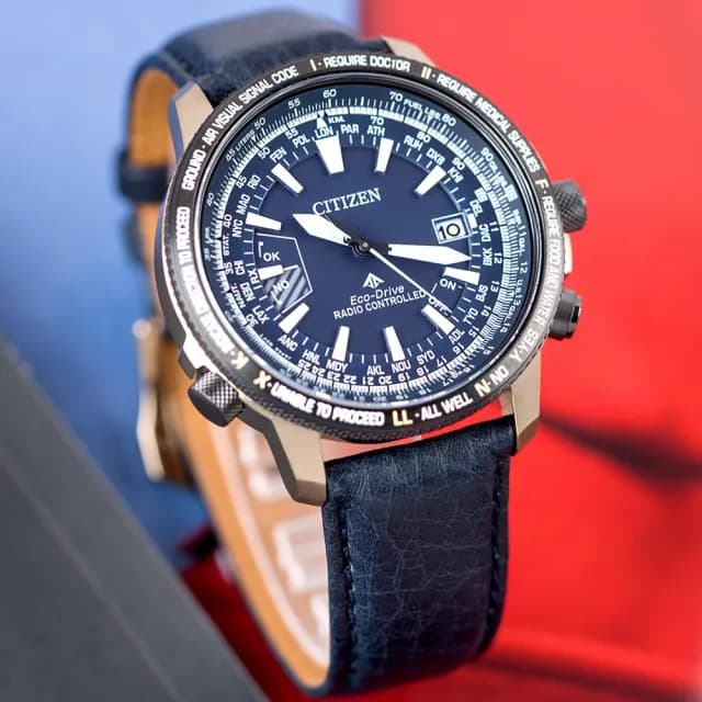 【CITIZEN 星辰】PROMASTER 穩重型男光動能電波對時真皮腕錶/黑藍x藍面(CB0204-14L)