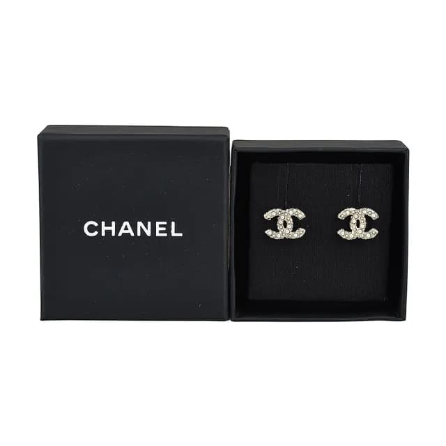 【CHANEL 香奈兒】CHANEL CC LOGO鑲嵌珍珠搭配鑲鑽設計穿式耳環(淡金)