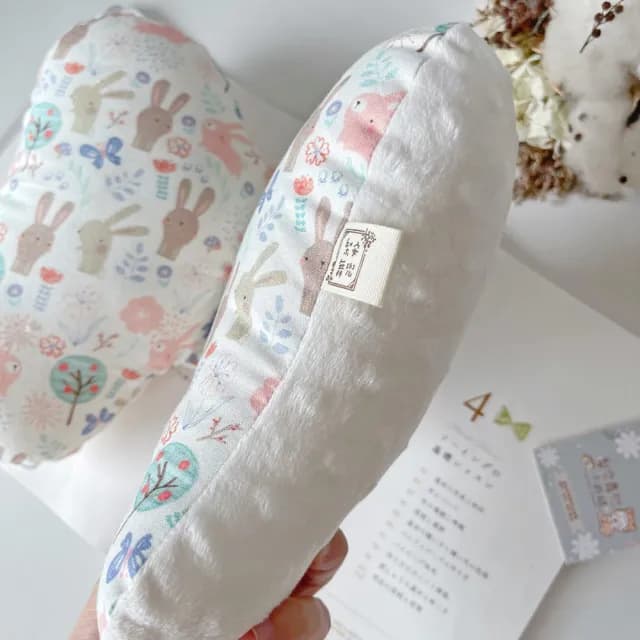 【Lianne baby】粉灰兔花草生活 嬰兒禮物 圍兜天使枕奶嘴鍊套 滿月禮(滿月禮 收涎禮物 週歲禮 彌月禮盒)