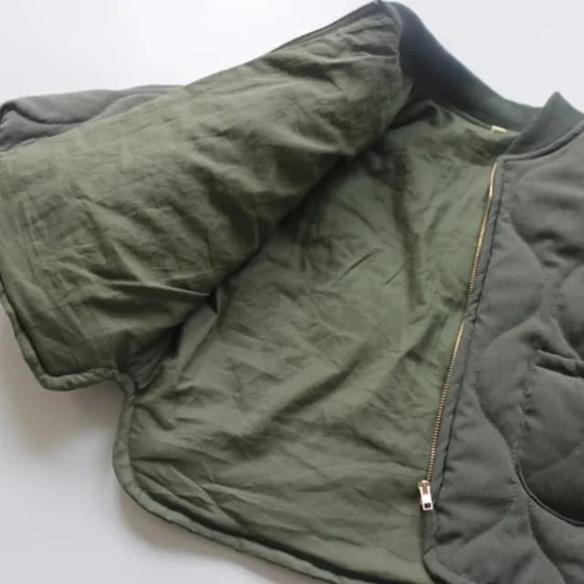 【橘魔法】麂皮波浪壓紋側邊開岔鋪棉外套(長袖 拉鍊 鋪棉 外套 男童 女童 飛行外套 童裝 兒童)