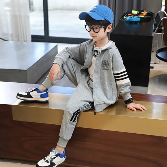 【橘魔法】街頭圓印條紋插肩拉鍊長袖外套+運動長褲(大童 連帽外套 薄外套 套裝 男童 兒童 童裝)