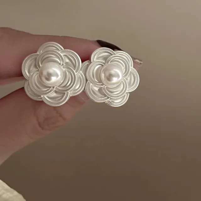 【INES】韓國設計復古高級感珍珠山茶花朵造型耳釘 耳環(珍珠耳環 山茶花耳環 花朵耳環)