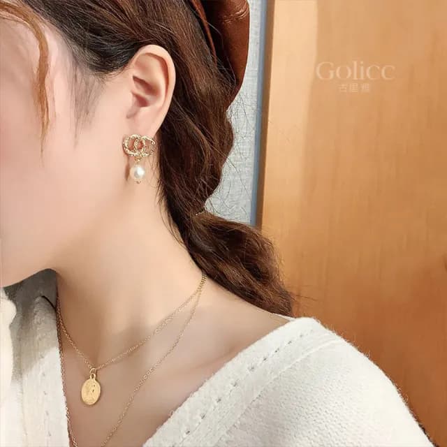 【Golicc】耳環 巴洛克 簡約鑲鑽字母 珍珠(99購物限定 生日 飾品 耳釘 耳飾 耳墜 禮物)