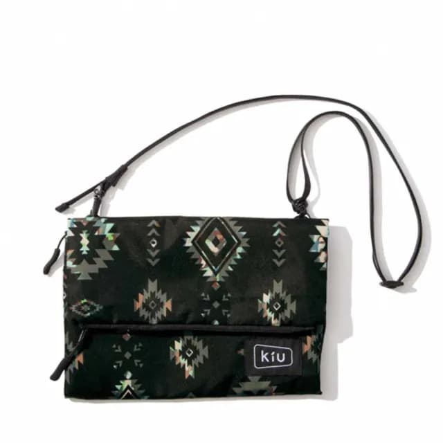 【KIU】父親節禮物 日本 原廠貨 中性 WATER REPELLENT STORAGE SACOCHE 隨身包 健行/生活/旅行 黑色圖騰(