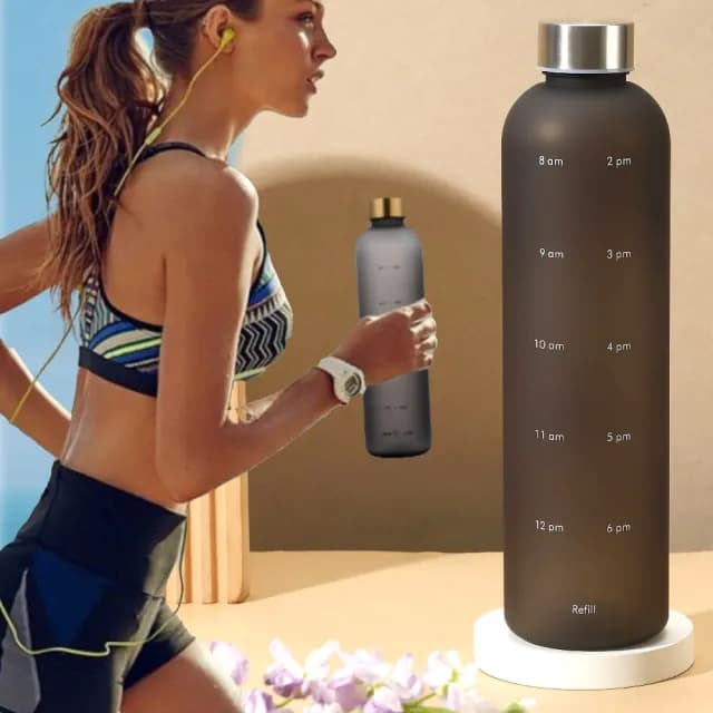 【提醒喝水】霧面磨砂時間水壺-1000ml(大容量 黑色 戶外 直飲 隨行杯 水瓶 運動水壺 環保杯 冷水壺 禮物)