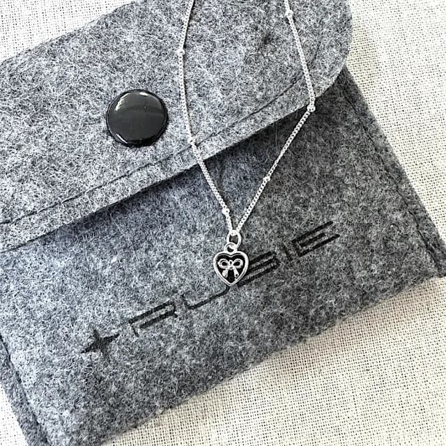 【RUBIE ACCESSORIES】黑色滴釉小愛心蝴蝶結S925純銀項鍊(YX0002XGN)