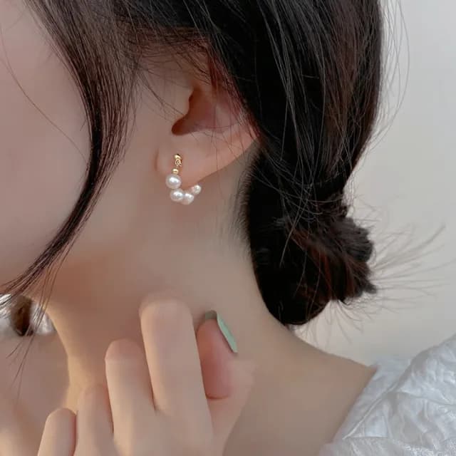 【Emi 艾迷】韓系穿梭浪漫珍珠環繞 925銀針耳環 耳夾 無耳洞 夾式耳環(無痛耳夾/蚊香盤耳夾)