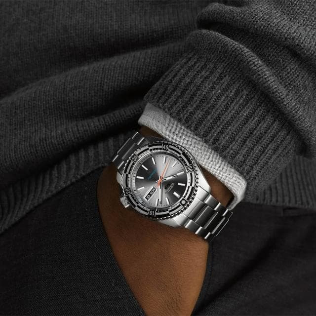 【SEIKO 精工】霹靂舞國手 孫振配戴款 5 Sports 55周年SKX機械錶 母親節 送禮 禮物(SRPK09K1/4R36-15E0N)
