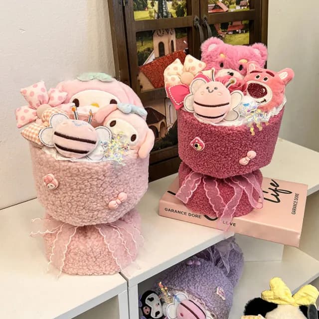 【YING SHUO】可愛卡通娃娃生日花束 贈禮盒袋(告白 求婚 情人節 玩偶 佈置 七夕 畢業 女生禮物 兒童節禮物)